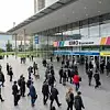 EMO Hannover Messeeingang, Besucher strömen in das Gebäude