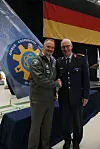 Generalleutnant Asngar Rieks, Stellvertretender Inspekteur der Luftwaffe, und Michael Schöllhorn, CEO Airbus Defense and Space, vor dem Erinnerungsstück: Eine Eurofighter Finne mit Airbus-Luftwaffe-Kooperationslogo.