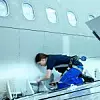 Frau arbeitet an Flugzeug