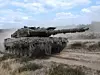 Leopard 2: Schwerer Kampfpanzer für Gefechte im Hochintensitätskrieg; zahlreiche Varianten wie Leopard 2A6, 2A7, 2A8 und Konzept Leopard 2 A-RC 3.0. In Kooperation zwischen KNDS und internationalen Partnern, je nach Ausführung u. a. mit Rheinmetall.