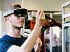 Ein Student trägt eine Augmented Reality Brille und schaut sich etwas an