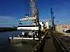 Lokomotive wird mittels Kran am Hamburger Hafen auf einen Ponton umgeladen