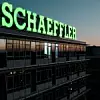 Schaeffler-Gebäude bei Nacht mit beleuchtetem Schriftzug