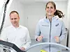Dr. Daniel Mauss, Leiter des Porsche Gesundheitsmanagements, mit Tennis-Profispielerin und Porsche-Markenbotschafterin Julia Görges beim Startschuss für den Check-up. Beim Porsche-Check-up handelt es sich um eine dreistündige ärztliche Untersuchung und Beratung, die während der regulären Arbeitszeit stattfindet und für die Mitarbeiter kostenlos ist.