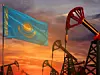 Kasachstan Flagge und Ölquellen mit dem roten und blauen Sonnenuntergang