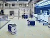 Fahrerlosen Transportsysteme bewegen sich auf einem intelligenten Boden im Raum