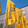 Continental Fahnen vor einem Gebäude. Auf den Fahnen wird auf das Jubiläum hingewiesen