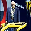 Marc Raibert mit dem Boston-Dynamics-Roboter Spot.
