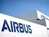 Das Airbus-Logo steht auf einem Gebäude