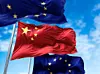 Wehende Flaggen der EU und Chinas: China engagiert sich in internationalen Standardisierungsorganisationen