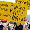 Demonstration. Auf einem Plakat steht