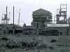 Die Bhopal-Katastrophe: In der Nacht zum 3. Dezember 1984 entwichen aus einer Pestizidfabrik der Union Carbide India Limited in Bhopal, Indien, 40 Tonnen des hochgiftigen Gases Methylisocyanat. Durch eine Verkettung von technischem Versagen und menschlichem Versäumnis verbreitete sich das Gas schnell über die dicht besiedelten Wohngebiete in der Nähe der Fabrik. Offiziellen Angaben zufolge starben etwa 3.800 Menschen sofort, Tausende erlitten dauerhafte Gesundheitsschäden. Die Langzeitfolgen für Gesundheit und Umwelt machen diesen Unfall zu einem der schlimmsten industriellen Katastrophen der Welt. Das Bild zeigt die Fabrik ein Jahr nach dem Unfall.