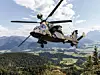 Deutscher Kampfhubschrauber fliegt über Landschaft