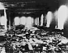 Brand der Triangle Shirtwaist Factory (1911) - Am 25. März 1911 brach in der Triangle Shirtwaist Factory in New York ein Feuer aus, das 146 junge Arbeiterinnen das Leben kostete. Viele Todesfälle waren auf verschlossene Notausgänge und mangelnde Brandschutzmaßnahmen zurückzuführen. Dieser tragische Vorfall führte zu einer umfassenden Reform der Arbeitsbedingungen und Sicherheitsstandards in den USA. Das Bild zeigt den Arbeitsbereich auf dem zehnten Stock des betroffenen Ash-Buildings nach dem Feuer.