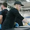 MItarbeiter einer Tesla GigaFactory in den USA