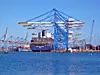 Containerhafen mit Terminal und Frachtschiff