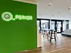 Q_Perior Büro von innen, mit grüner Wand, an der das Firmenlogo angebracht ist
