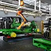 Mit einer KI-gestützten Plattform für digitale Fabrikmodelle synchronisiert John Deere komplexe Produktstrukturen zwischen Fabrikplanung und Produktentwicklung über die gesamte Planungsphase. Im Bild ist die Montage bei John Deere in Mannheim zu sehen.