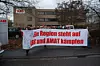 Streikende Mitarbeiter vor dem ABB-Werk Alzenau.
