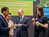 Der Hannover-Messe-Auftritt von EBM-Papst wurde vollständig von Auszubildenden und Studierenden geplant. Im Namen des Projektteams von 17 Auszubildenden begrüßte Studentin Melanie Bildhoff Bundeskanzler Olaf Scholz und stellte ihm ebenfalls die neuen Turboverdichter vor.