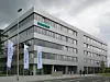 Siemens-Gebäude von außen mit Siemens Logo und Siemens-Fahnen