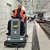 Von Montag bis Sonntag sind Piepenbrocker im Einsatz, um die U-Bahn-Tunnel für die Verkehrsbetriebe Karlsruhe sauber zu halten.