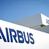 Das Airbus-Logo steht auf einem Gebäude