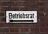 Abhilfe könnte der Betriebsrat schaffen. Im Gegensatz zur Geschäftsleitung kennt ein guter Betriebsrat seine Kollegen persönlich und erkennt frühzeitig, wenn die Stimmung kippt. Und er könnte als Vermittler zwischen Führungskräften und Betroffenen fungieren. -