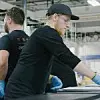 Tesla Mitarbeiter in der Gigafactory in den USA