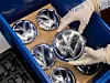 VW Logo wird im Werk entpackt.