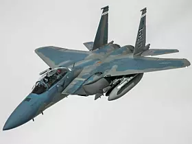 Die F-15EX Eagle II ist ein hochmodernes Kampfflugzeug, das von Boeing entwickelt wurde. Es handelt sich um eine weiterentwickelte Version der bewährten F-15-Plattform, die sich durch eine verbesserte Avionik, eine stärkere Bewaffnung sowie eine erhöhte Überlebensfähigkeit auszeichnet. Die F-15EX Eagle II ist darauf ausgelegt, in verschiedenen Einsatzszenarien effektiv zu sein, einschließlich Luftüberlegenheit, Bodenangriffen und elektronischer Kriegsführung. Mit fortschrittlichen Systemen und Technologien stellt der F-15EX eine bedeutende Ergänzung für die moderne Luftwaffe dar.