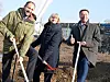 Geschäftsführer Operations Caramba, Dr. Wolfgang Müller, Bezirksbürgermeisterin Duisburg-Mitte, Elvira Ulitzka, und Dr. Bernd Weyershausen, Geschäftsführer Marketing & Sales Caramba (v.l.) freuen sich über den Spatenstich der
