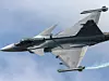 Die Saab JAS 39 Gripen ist ein fortschrittliches, multifunktionales Kampfflugzeug, das von der schwedischen Firma Saab entwickelt wurde. Es zeichnet sich durch seine Vielseitigkeit, moderne Avionik und Elektronik sowie seine Kosteneffizienz im Betrieb aus. Die Gripen ist in der Lage, eine Vielzahl von Missionen durchzuführen, darunter Luftüberlegenheit, Bodenangriffe und Aufklärung. Die Fähigkeit der Gripen, auf kurzen Landebahnen zu operieren, sowie die einfache Wartung machen ihn zu einem besonders attraktiven Luftfahrzeug für zahlreiche Luftstreitkräfte weltweit.