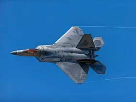 Die F-22 Raptor stellt ein hochentwickeltes Tarnkappen-Kampfflugzeug der fünften Generation dar, welches von Lockheed Martin für die US-Luftwaffe entwickelt wurde. Das Flugzeug wurde speziell für Luftüberlegenheitsmissionen konzipiert und vereint fortschrittliche Stealth-Technologie, überlegene Manövrierfähigkeit sowie modernste Avionik. Die F-22 Raptor ist in der Lage, sowohl Luft-Luft- als auch Luft-Boden-Missionen mit hoher Präzision durchzuführen, wodurch er zu den mächtigsten Kampfflugzeugen weltweit avanciert.