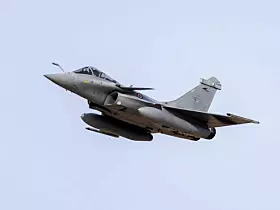 Die Dassault Rafale ist ein fortschrittliches Mehrzweckkampfflugzeug, das von dem französischen Unternehmen Dassault Aviation entwickelt wurde. Es zeichnet sich durch seine Vielseitigkeit aus, da es sowohl Luftüberlegenheits-, Bodenangriffs-, Aufklärungs- als auch Trägereinsätze durchführen kann. Die Rafale ist mit modernster Avionik, leistungsstarken Sensoren und einer breiten Palette von Bewaffnungen ausgestattet, was ihn zu einem der leistungsfähigsten Kampfflugzeuge weltweit macht. Die Rafale wird von der französischen Luftwaffe und Marine sowie von mehreren internationalen Kunden genutzt.