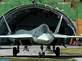 Die Su-57 Felon ist ein russisches Tarnkappen-Kampfflugzeug der fünften Generation, entwickelt von der Firma Sukhoi. Die Kombination von Stealth-Technologie, hoher Manövrierfähigkeit und fortschrittlicher Avionik ermöglicht die Erfüllung sowohl von Luftüberlegenheits- als auch von Bodenangriffsmissionen. Die Su-57 ist darauf ausgelegt, die Systeme der gegnerischen Luftabwehr zu durchbrechen und Flugzeuge des Gegners zu bekämpfen. Die Multifunktionalität des Flugzeugs macht es zu einem wesentlichen Element der russischen Luftwaffe.