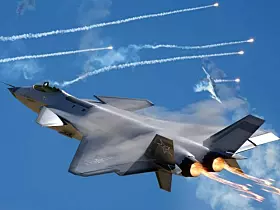 Die J-20 Mighty Dragon ist ein chinesisches Tarnkappen-Kampfflugzeug der fünften Generation, das von der Chengdu Aerospace Corporation entwickelt wurde. Die J-20 ist für seine fortschrittliche Stealth-Technologie, hohe Manövrierfähigkeit und modernste Avionik bekannt. Die J-20 ist für Luftüberlegenheitsmissionen ausgelegt und kann auch Bodenangriffe durchführen. Sie spielt eine zentrale Rolle in der Strategie der chinesischen Luftwaffe, die auf technologische Überlegenheit und effektive Machtprojektion abzielt. Das Bild zeigt eine Montage.