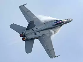 ADie F/A-18E/F Super Hornet stellt ein fortschrittliches Mehrzweckkampfflugzeug dar, welches von Boeing für die US Navy entwickelt wurde. Es handelt sich um eine Weiterentwicklung der ursprünglichen F/A-18 Hornet, welche eine optimierte Avionik, leistungsstärkere Triebwerke sowie eine erhöhte Waffenlast aufweist. Die Super Hornet ist zu einer Vielzahl von Missionen fähig, darunter Luftüberlegenheit, Bodenangriffe und elektronische Kriegsführung. Aufgrund ihrer Trägertauglichkeit und Flexibilität stellt die Super Hornet einen unverzichtbaren Bestandteil der modernen Marinefliegerei dar.