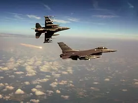Die F-16 Fighting Falcon stellt ein vielseitiges, einmotoriges Kampfflugzeug dar, welches von General Dynamics (nunmehr Lockheed Martin) entwickelt wurde. Es ist insbesondere für seine hohe Manövrierfähigkeit, fortschrittliche Avionik sowie vielseitige Einsatzmöglichkeiten bekannt. Die F-16 ist in der Lage, sowohl Luftüberlegenheitsmissionen als auch Bodenangriffe durchzuführen, und wird gegenwärtig von zahlreichen Luftstreitkräften weltweit eingesetzt. Die genannten Eigenschaften führten dazu, dass die F-16 zu einem der erfolgreichsten Kampfflugzeuge weltweit avancierte.
