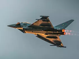 Der Eurofighter Typhoon ist ein modernes Mehrzweckkampfflugzeug, dessen Entwicklung in einem internationalen Konsortium aus mehreren europäischen Ländern erfolgte. Sein Ruf basiert auf seiner hohen Manövrierfähigkeit, fortschrittlichen Avionik sowie seiner Vielseitigkeit in verschiedenen Einsatzrollen. Der Eurofighter Typhoon kann sowohl für Luftüberlegenheitsmissionen als auch für Bodenangriffe und Aufklärungsmissionen eingesetzt werden. Der Eurofighter Typhoon wird von mehreren europäischen Luftstreitkräften sowie von anderen internationalen Kunden genutzt.