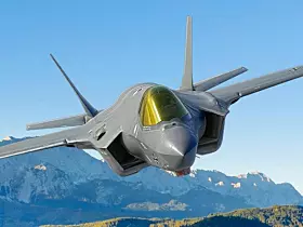 Die F-35 Lightning II ist ein fortschrittliches Tarnkappen-Mehrzweckkampfflugzeug der fünften Generation, das von Lockheed Martin entwickelt wurde. Es ist insbesondere für seine Stealth-Technologie, fortschrittliche Avionik und Sensorfusion bekannt, welche dem Flugzeug eine Vielzahl von Einsatzmöglichkeiten eröffnen, darunter Luftüberlegenheit, Bodenangriffe und Aufklärung. Die F-35 ist in drei Varianten erhältlich, die speziell für die Luftwaffe, die Marine und das Marine Corps der USA sowie für internationale Partner entwickelt wurden.