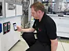 Florian Hubrig von Bosch identifiziert mittels Handy-App ein Bauteil an einer Maschine