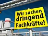 Schild mit der Aufschrift Wir suchen dringend Fachkräfte
