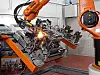 Orangefarbener Kuka Laserschweißroboter bei der Arbeit