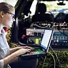 BMW Mitarbeiterin programmiert an einem Laptop