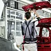Exoskelett im Einsatz bei Volkswagen in Bratislava