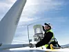 Service-Techniker auf einer Windturbine