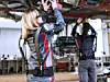 Audi Werkerin trägt Exoskelett