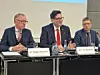 VDMA-Präsident Bertram Kawlath forderte auf der hannover Messe eine tiefgreifende Staatsreform in Deutschland, um die industrielle Wettbewerbsfähigkeit wieder zu steigern. Mit im Bild: Dr. Ralph Wiechers (links, Chefsvolkswirt des VDMA) und Holger Paul (rechts, Abteilungsleiter Kommunikation des VDMA).