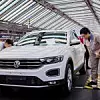 Zwei chinesische VW-Werker inspizieren einen T-Roc bei der Endkontrolle